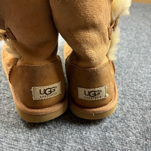 UGG Women’s Tan Bailey Ankle boot w/button Sheepskin size: 5 - Picture 7 of 11